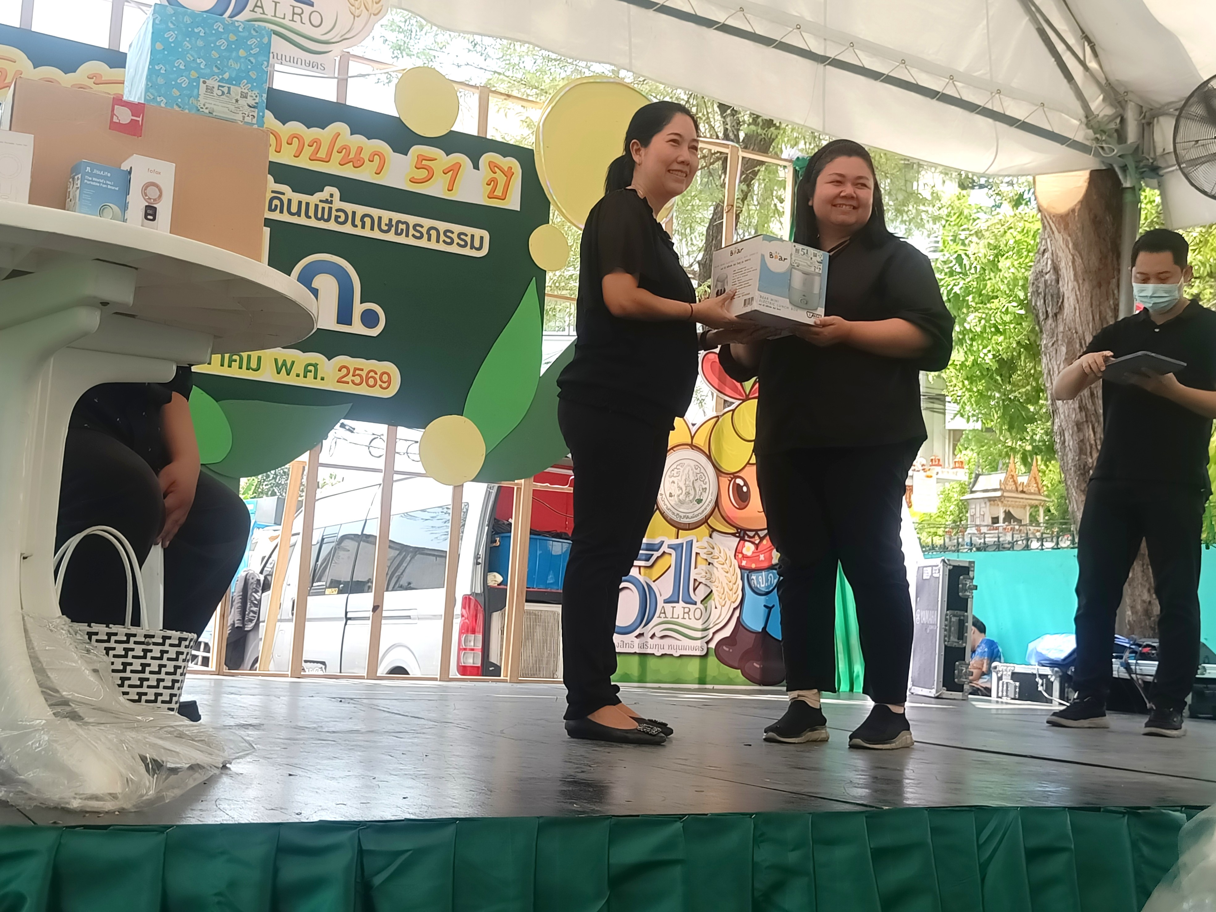 title - คณะทำงานฝ่ายติดตามประเมินผลการจัดงาน วันคล้ายวันสถาปนาสำนักงานการปฏิรูปที่ดินเพื่อเกษตรกรรม (ส.ป.ก.) ครบรอบ 51 ปี เปิดตั้งจุดให้ผู้ร่วมงานได้ร่วมสนุก เล่นเกมส์ และตอบแบบประเมินผลการจัดงาน ผ่านระบบออนไลน์